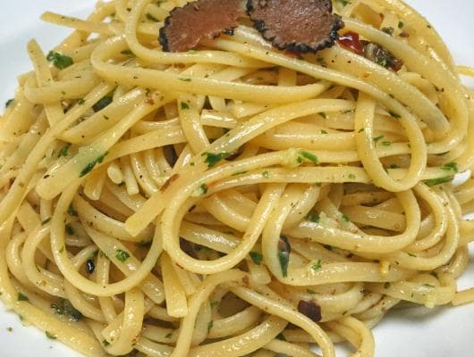 Pasta con aglio e olio and black truffle (Serves 2)